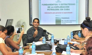 Conferencia de Prensa sobre el Bloque 9 CUPET. (Foto Jorge Luis González) 15-9-16 CUPET06N9 Habla Osvaldo López Corso Jefe de exploración de la Unión de Cuba-Petróleo.