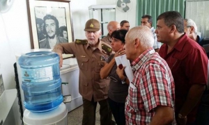 En la Inpud Primero de Mayo, Ramiro Valdés observó parte de los productos que allí se generan.