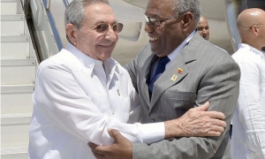 El Presidente Cubano Raúl Castro a su llegada a la isla de Margarita para la Cumbre de los No Alineados fue recibido por el vicepresidente ejecutivo de Venezuela, Aristóbulo Istúriz.
