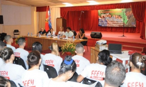 Discución de la FEEM de los documentos del Partido estando presente Olga Lidia Tapia Iglesias