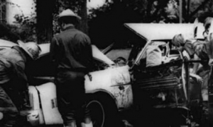 Un bombero retira el cuerpo de Letelier tras el atentado en Washington en 1976.