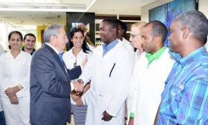 raúl castro y cooperantes cubanos