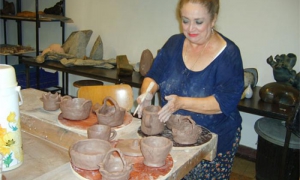 Teresita Gómez Vallejo trabajando la cerámica