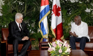 Salvador Valdés y Embajador de Canadá