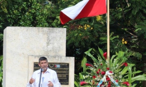 Tributo a patriotas chilenos que combatieron por la independencia de Cuba
Orfilio Peláez
Desde hoy este sitio se convierte en símbolo sagrado de la solidaridad latinoamericana, aquí en la tarja quedan plasmados en bronce los nombres y apellidos de los tit
