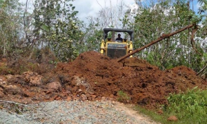 Obsérvese, en primer plano, el vial erosionado por la corriente de agua y detrás la magnitud de la obstrucción en un tramo próximo a La Obra, irresistible, no obstante, ante el empuje del Shantui de Gabriel.