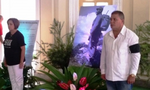 Las máximas autoridades del Partido y el Gobierno en el territorio, Julio Lima Corzo y Jorgelina Pestana Mederos, respectivamente, iniciaron el homenaje