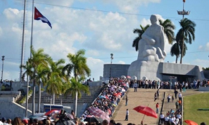 En cualquier rincón se percibe la misma imagen. Fidel camina por toda las ciudades, no es cierto que se haya ido
