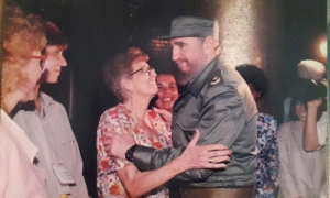 Haydée Díaz junto a Fidel en una de las tantas visitas del Comandante en Jefe al Memorial José Martí. 