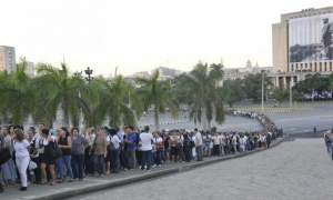 El pueblo rindió digno tributo a su Comandante en Jefe Fdeil Castro Ruz en la base del Monumento a José Martí en la Plaza de la Revolución.