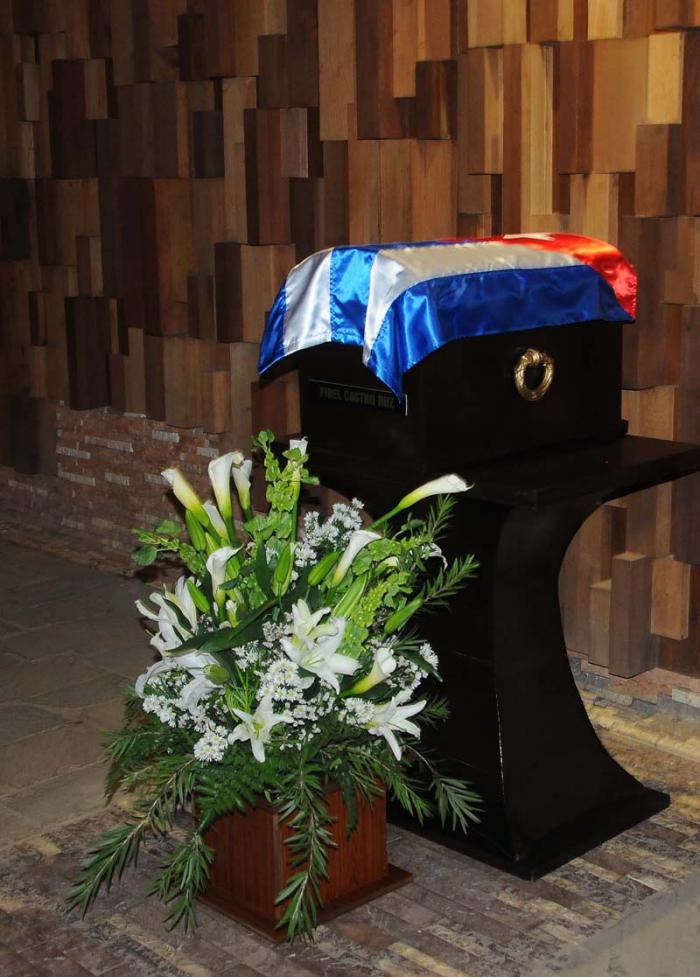 En la base del Conjunto escultórico Che Guevara descansa Fidel