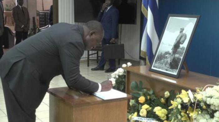 Angolan VP arrives in Cuba for Fidel Castro's funeral