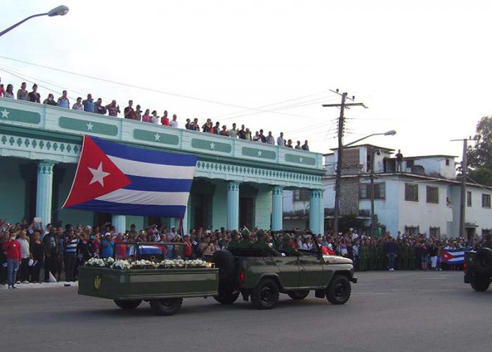 El pueblo de Camagüey despide a Fidel, algunos permanecieron desde el día anterior para ver pasar al líder, como lo hicieron en enero de 1959
