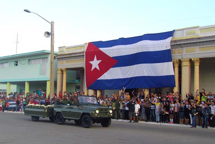 El pueblo de Camagüey despide a Fidel, algunos permanecieron desde el día anterior para ver pasar al líder, como lo hicieron en enero de 1959