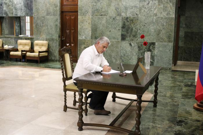 Miguel Diaz Canel firmando el libro de condolencias en la embajada rusa