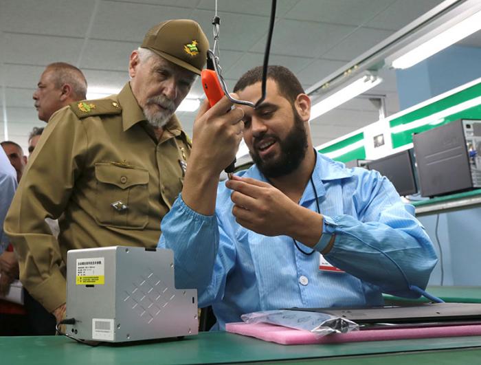 Inauguración de fábrica de tablets y laptops de producción cubana, GEDEME. Presidieron la inauguración Miguel Díaz-Canel, primer vicepresidente de los Consejos de Estado y de Ministros, Ramiro Valdés Menéndez, Comandante de la Revolución y vicepresidente de los Consejos de Estados y de Ministros.