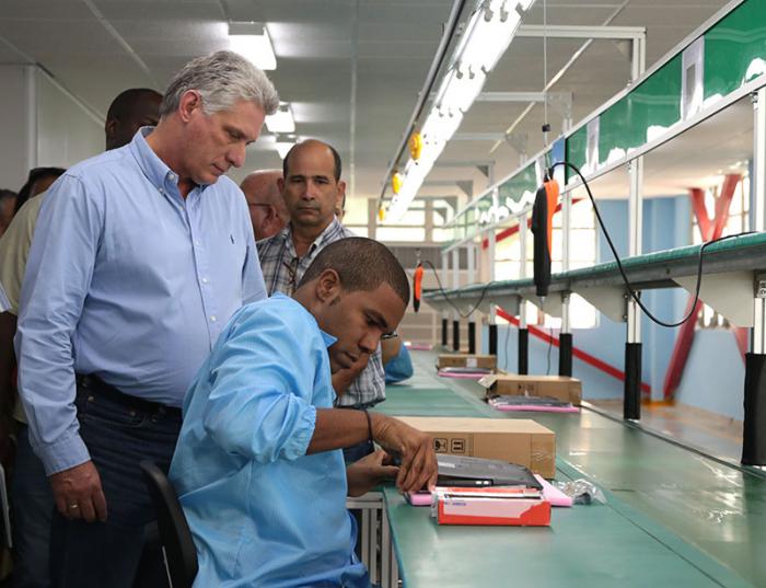 Inauguración de fábrica de tablets y laptops de producción cubana, GEDEME. Presidieron la inauguración Miguel Díaz-Canel, primer vicepresidente de los Consejos de Estado y de Ministros, Ramiro Valdés Menéndez, Comandante de la Revolución y vicepresidente de los Consejos de Estados y de Ministros.