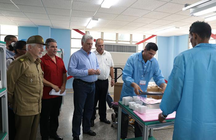 Inauguración de fábrica de tablets y laptops de producción cubana, GEDEME. Presidieron la inauguración Miguel Díaz-Canel, primer vicepresidente de los Consejos de Estado y de Ministros, Ramiro Valdés Menéndez, Comandante de la Revolución y vicepresidente de los Consejos de Estados y de Ministros.