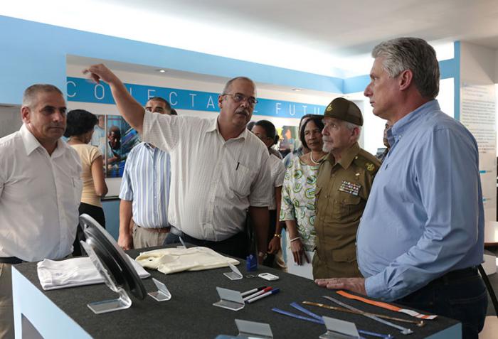Inauguración de fábrica de tablets y laptops de producción cubana, GEDEME. Presidieron la inauguración Miguel Díaz-Canel, primer vicepresidente de los Consejos de Estado y de Ministros, Ramiro Valdés Menéndez, Comandante de la Revolución y vicepresidente de los Consejos de Estados y de Ministros.
