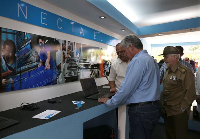 Inauguración de fábrica de tablets y laptops de producción cubana, GEDEME. Presidieron la inauguración Miguel Díaz-Canel, primer vicepresidente de los Consejos de Estado y de Ministros, Ramiro Valdés Menéndez, Comandante de la Revolución y vicepresidente de los Consejos de Estados y de Ministros.