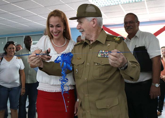 Inauguración de fábrica de tablets y laptops de producción cubana, GEDEME. Presidieron la inauguración Miguel Díaz-Canel, primer vicepresidente de los Consejos de Estado y de Ministros, Ramiro Valdés Menéndez, Comandante de la Revolución y vicepresidente de los Consejos de Estados y de Ministros.