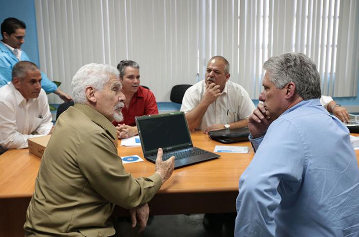 Inauguración de fábrica de tablets y laptops de producción cubana, GEDEME. Presidieron la inauguración Miguel Díaz-Canel, primer vicepresidente de los Consejos de Estado y de Ministros, Ramiro Valdés Menéndez, Comandante de la Revolución y vicepresidente de los Consejos de Estados y de Ministros.