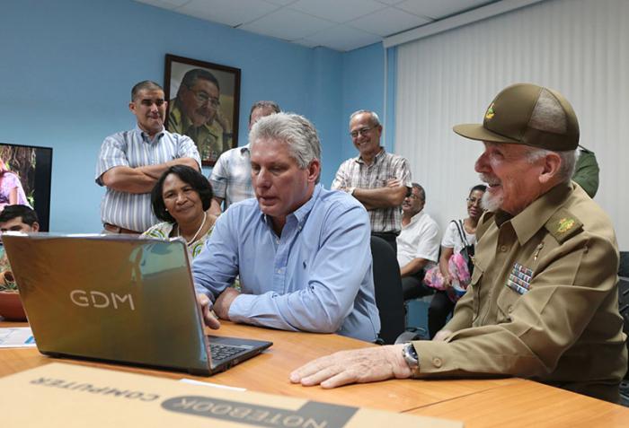 Inauguración de fábrica de tablets y laptops de producción cubana, GEDEME. Presidieron la inauguración Miguel Díaz-Canel, primer vicepresidente de los Consejos de Estado y de Ministros, Ramiro Valdés Menéndez, Comandante de la Revolución y vicepresidente de los Consejos de Estados y de Ministros.