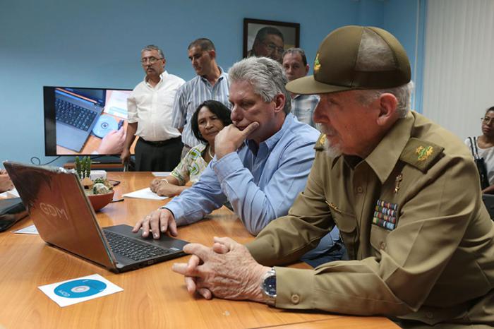 Inauguración de fábrica de tablets y laptops de producción cubana, GEDEME. Presidieron la inauguración Miguel Díaz-Canel, primer vicepresidente de los Consejos de Estado y de Ministros, Ramiro Valdés Menéndez, Comandante de la Revolución y vicepresidente de los Consejos de Estados y de Ministros.