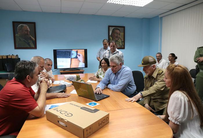 Inauguración de fábrica de tablets y laptops de producción cubana, GEDEME. Presidieron la inauguración Miguel Díaz-Canel, primer vicepresidente de los Consejos de Estado y de Ministros, Ramiro Valdés Menéndez, Comandante de la Revolución y vicepresidente de los Consejos de Estados y de Ministros.