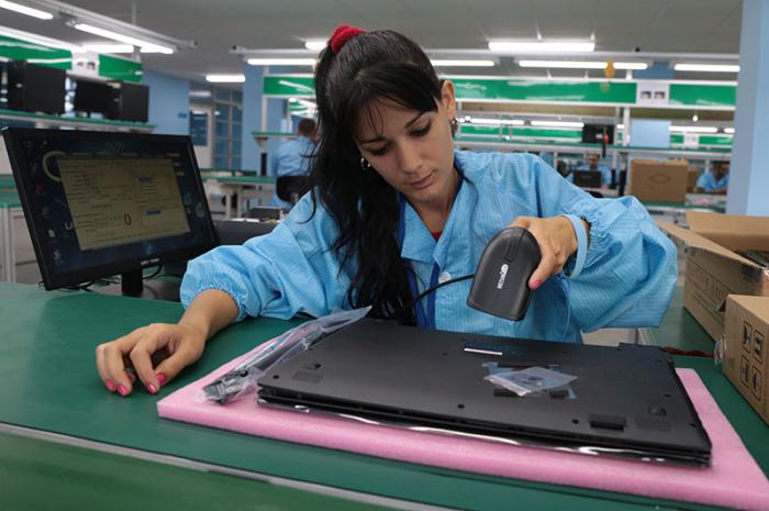 Inauguración de fábrica de tablets y laptops de producción cubana, GEDEME. Presidieron la inauguración Miguel Díaz-Canel, primer vicepresidente de los Consejos de Estado y de Ministros, Ramiro Valdés Menéndez, Comandante de la Revolución y vicepresidente de los Consejos de Estados y de Ministros.