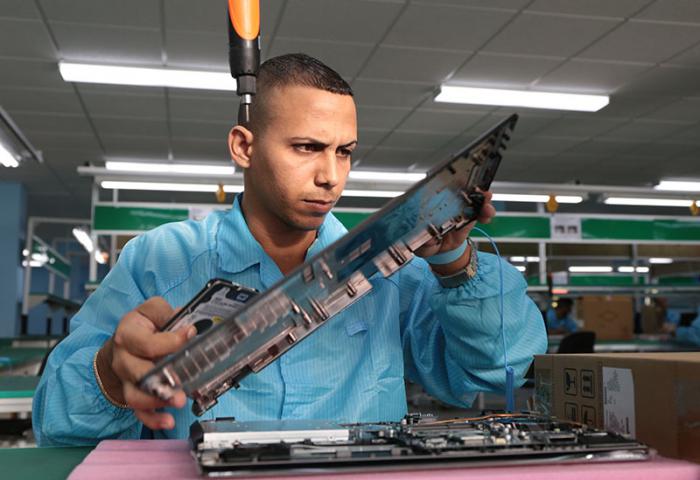 Inauguración de fábrica de tablets y laptops de producción cubana, GEDEME. Presidieron la inauguración Miguel Díaz-Canel, primer vicepresidente de los Consejos de Estado y de Ministros, Ramiro Valdés Menéndez, Comandante de la Revolución y vicepresidente de los Consejos de Estados y de Ministros.