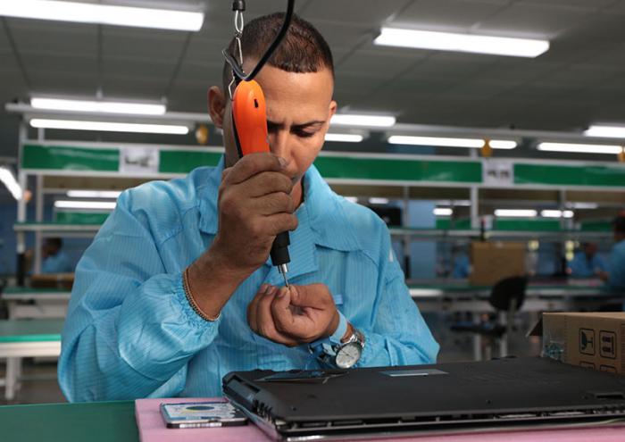 Inauguración de fábrica de tablets y laptops de producción cubana, GEDEME. Presidieron la inauguración Miguel Díaz-Canel, primer vicepresidente de los Consejos de Estado y de Ministros, Ramiro Valdés Menéndez, Comandante de la Revolución y vicepresidente de los Consejos de Estados y de Ministros.