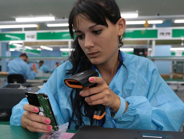 Inauguración de fábrica de tablets y laptops de producción cubana, GEDEME. Presidieron la inauguración Miguel Díaz-Canel, primer vicepresidente de los Consejos de Estado y de Ministros, Ramiro Valdés Menéndez, Comandante de la Revolución y vicepresidente de los Consejos de Estados y de Ministros.