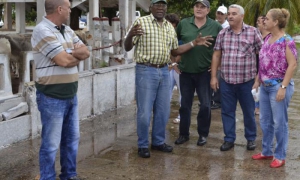 Salvador Valdés Mesa intercambia con ganaderos de Valle de Picadura.