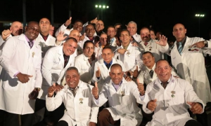 Acto de condecoración a los colaboradores que participaron en el combate contra el Ébola en África Occidental. Reciben Medalla 60 Aniversario de las FAR, en la Unidad Central de Cooperación Médica (UCM).