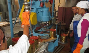 El proceso productivo de la fábrica de conservas de Majagua se verá afectado si no aumenta el nivel del agua en el río. Foto del autor