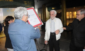 El presidente de la UNHIC Roberto Pérez Rivero entrega reconocimiento a Rolando Marrón Duque de Estrada.