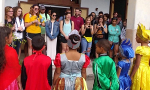 Canciones y poemas conformaron el breve y emotivo espectáculo artístico presentado por los niños a los estudiantes norteamericanos.