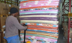 Nuevo donativo para damnificados por Matthew-Arribo a la provincia de los colchones donados por la OIM.