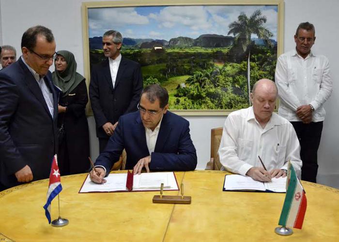 Ministro de Salud y Docencia Médica de Irán, Dr. Hassan Qazizadeh Hashemi, y ministro del Comercio Exterior y la Inversión Extranjera y Rodrigo Malmierca Díaz suscriben Acta final de sesión de la XVI Comisión Intergubernamental Cuba-Irán. Foto: Abel Rojas Barallobre