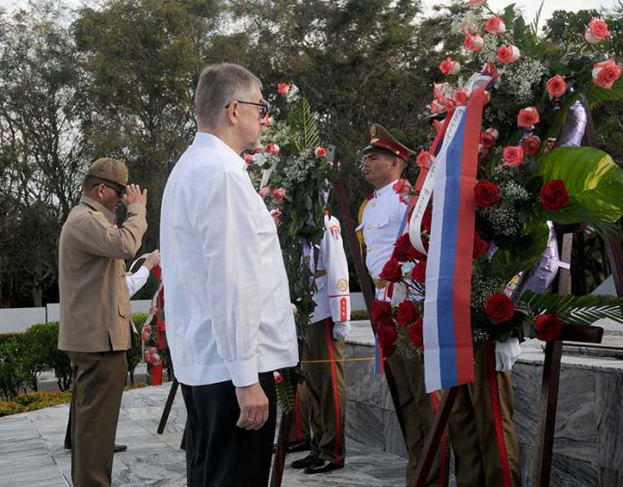 Ofrenda florar con motivo del Dia del Defensor de la Patria de Rusia y el Dia de las Fuerza Armadas de Belarús estando presente de izquierda aderecha Excmo.Sr Mifhail L Kamymin emdajador de la Federacion de Rusia,general de drigadaRoberto Legrá Sotolongo segundo jefe de la direccion del MINFAR.