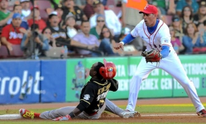 Beisbol-Serie del Caribe-Culiacan 4to partido cuba vs mex Jugada en 3sera base Betancour y Paumier