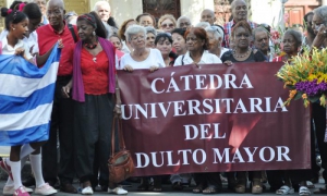 Inicia el curso del adulto mayor. En la foto un grupo de nuevos ingresos portan el telón de la catedral del adulto mayor.