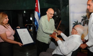 Entrega del Premio Nacional de Periodismo José Martí a Armando Hart Dávalos por Antonio Moltó, Presidente de la UPEC; así como la presentación del libro Fe, de la autoría de Armando y la inauguración de una exposición fotográfica curada por Roberto Chile sobre la vida del destacado intelectual. Presentes Joel Suárez, jefe del departamento ideológico del CCPCC; Abel Prieto Jiménez, Ministro de Cultura; Fernándo González, Héroe de la República de Cuba y otros invitados.