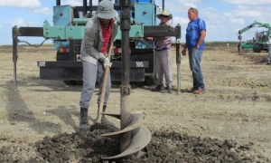 Fuerzas de la Empresa Eléctrica ocupadas en la excavación de las huecos para las bases de los paneles