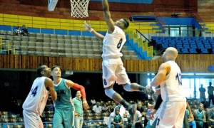 Partido de básquet entre Capitalinos y Ciego de Ávila en el Coliseo de La Ciudad Deportiva