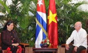 José Ramón Machado Ventura, Segundo Secretario del Comité Central del Partido, recibió a Tong Thi Phong, miembro del Buró Político y Vicepresidenta de la Asamblea Nacional de Vietnam.