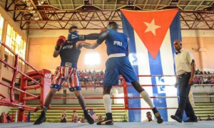 Tope de boxeo Cuba (Pinar del Río) y EE.UU (Pittsburgh), en la Sala 19 de Noviembre de Pinar del Río. En la foto combaten David Rodriguez (USA) y Yassiel Despaigne (Cuba).
