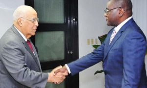 Recibe Ricardo Cabrisas Ruíz, vicepresidente del Consejo de Ministros, al Ministro y jefe de la Casa Civil de la República de Angola Manuel Da Cruz Neto. (foto Jorge Luis Gonzàlez) 23-2-17 Ango02I9