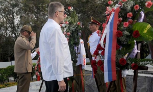 Ofrenda florar con motivo del Dia del Defensor de la Patria de Rusia y el Dia de las Fuerza Armadas de Belarús estando presente de izquierda aderecha Excmo.Sr Mifhail L Kamymin emdajador de la Federacion de Rusia,general de drigadaRoberto Legrá Sotolongo